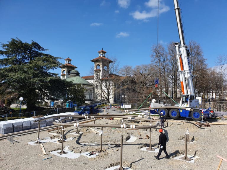 Photo d'un engin qui installe une aire de jeux