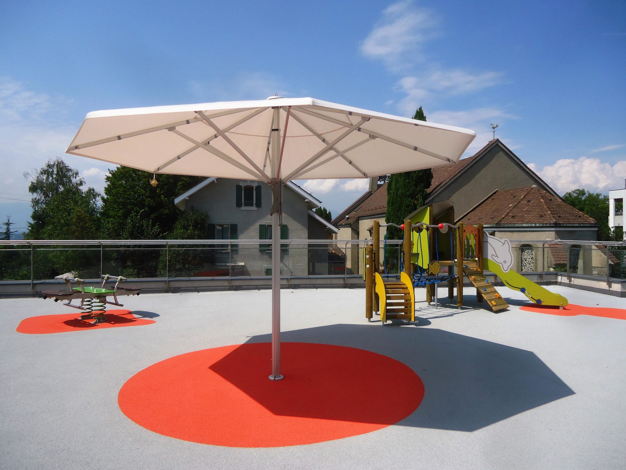 parasol sur une aire de jeux pour enfants